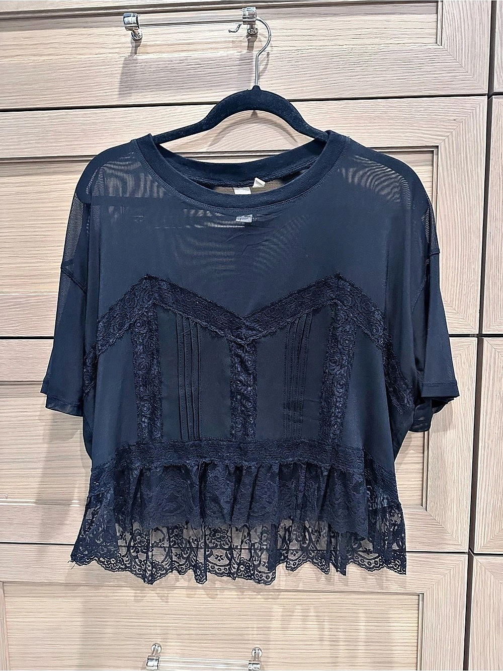 Lace Trim Short Sleeve Top in Black Like New